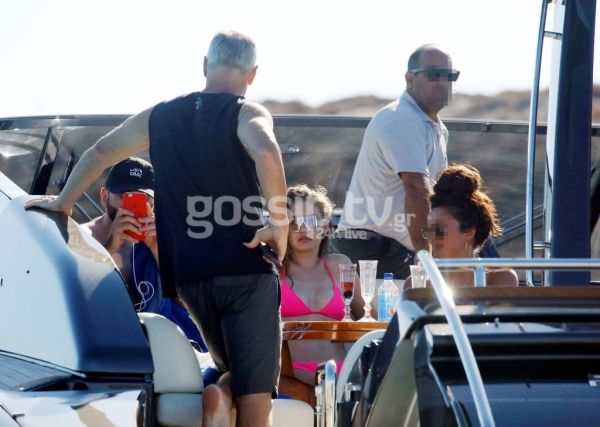 Οι «καυτές» πόζες της Ratajkowski σε σκάφος στην Μύκονο. Τα κλικς με δική σας ευθύνη…