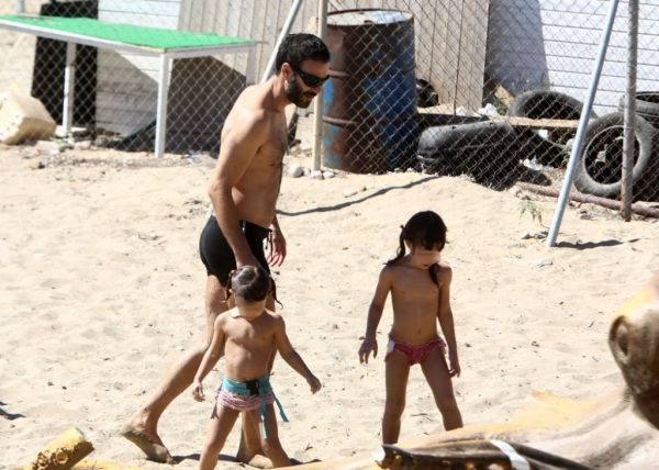 Θανάσης Ευθυμιάδης: Παιχνίδια με τις κόρες του στην θάλασσα