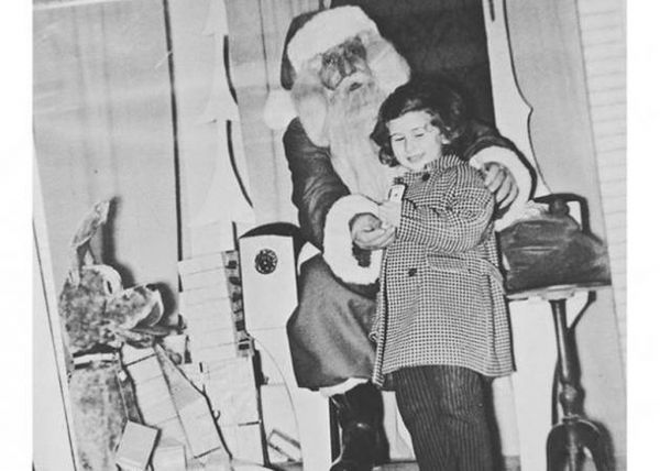 Γνωστή τραγουδίστρια θυμάται τα παιδικά της χρόνια τις μέρες των γιορτών