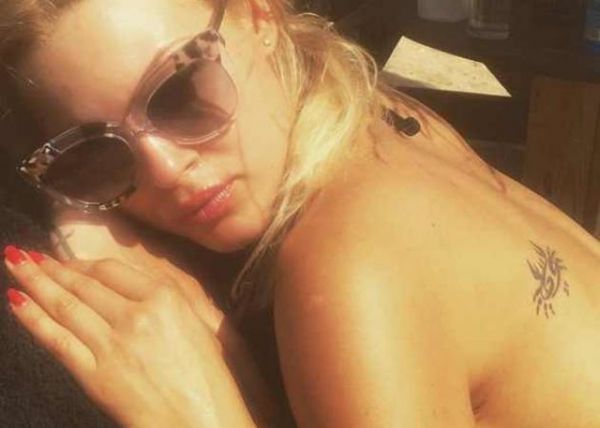 Η Βίκυ Κάβουρα λιάζεται topless και αναστατώνει 