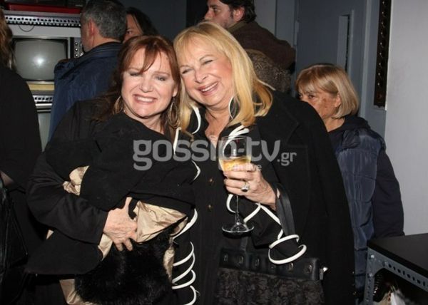 Χαμόγελα ευτυχίας και λαμπερές παρουσίες στην επίσημη πρεμιέρα του έργου «Χορεύοντας στο σκοτάδι»