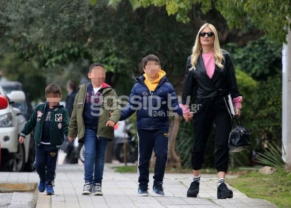 Φαίη Σκορδά: Βόλτα με τα παιδιά της στη Γλυφάδα