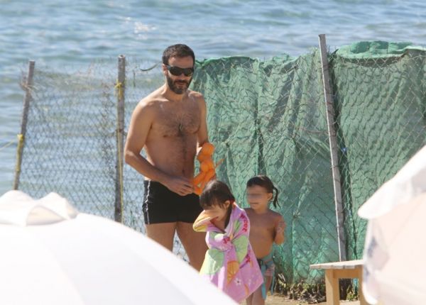 Θανάσης Ευθυμιάδης: Παιχνίδια με τις κόρες του στην θάλασσα