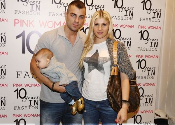 Αναγνωρίζετε την sexy ξανθιά στο πλευρό του Σάκη; 