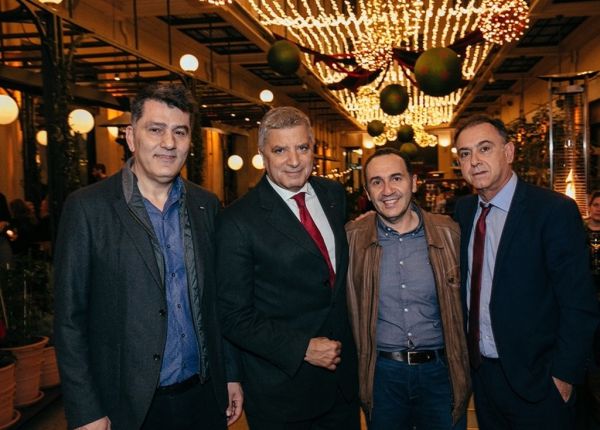 ILiOS: Η πιο κοσμοπολίτικη στοά της Αθήνας γέμισε ηλιοτρόπια  