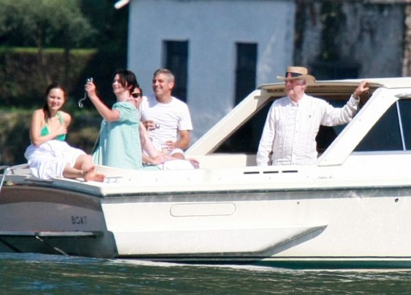 Βόλτες στο Como με τους γονείς και την πρώην του