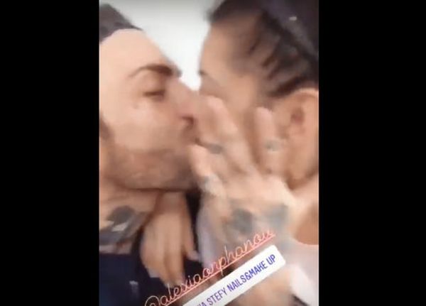 Power Of Love: Ζευγάρι με πασίγνωστο τραγουδιστή παίκτρια του ριάλιτι – Τα φιλιά και οι κοινές φωτό