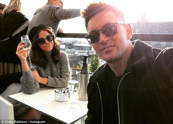 Τρελά ερωτευμένη! Τα φιλιά στη μέση του δρόμου με τον σύντροφό της