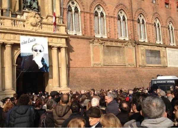 Σε λαϊκό προσκύνημα η σορός του Λούτσιο Ντάλα