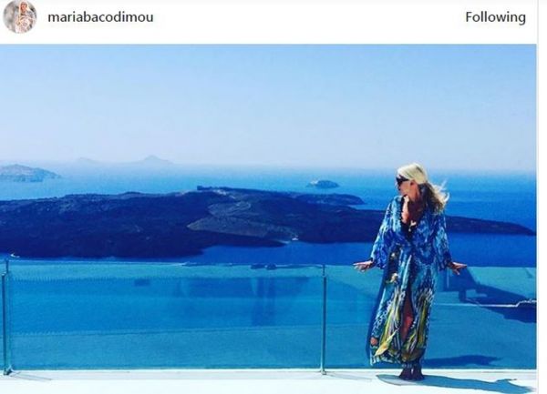 Μαρία Μπακοδήμου: Οι διακοπές της στην Σαντορίνη (φωτό)