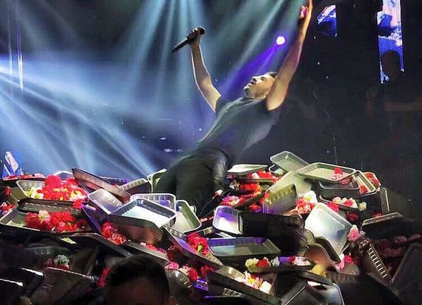 Μεγάλη «ζημιά»! Τον… έθαψαν στην πίστα με πανέρια από λουλούδια στην πρεμιέρα του! 