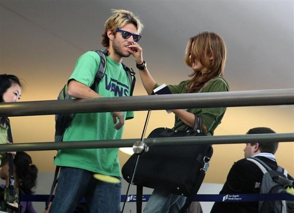 Τρυφερές στιγμές στο αεροδρόμιο του L.A. για Πάρη και Nikki