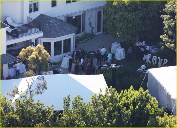 Οι πρώτες φωτογραφίες από τον γάμο του Robbie Williams