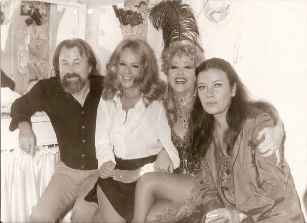 Ποιες μεγάλες Ελληνίδες σταρ είναι τα κοριτσάκια των φωτογραφιών;