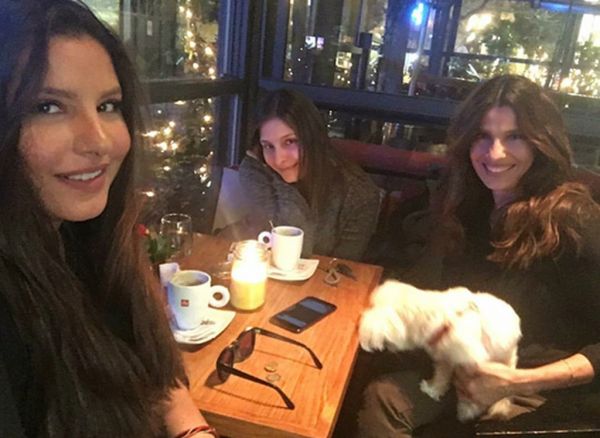 Πόπη Τσαπανίδου: Για καφεδάκι με τις κόρες της (φωτο)