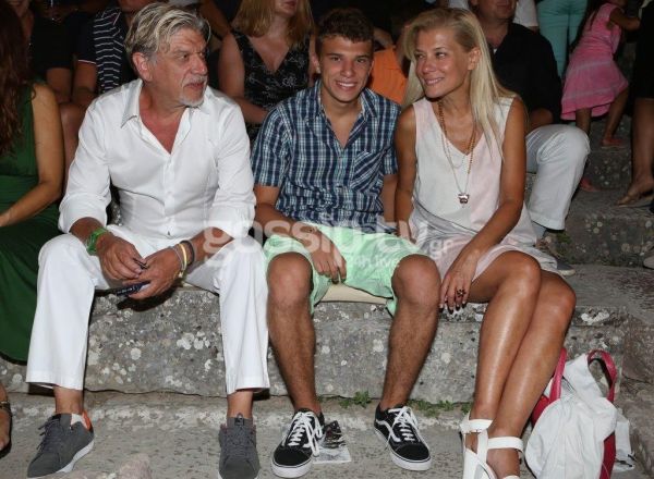 Δημόσια εμφάνιση με τον γιο τους μετά τις φήμες χωρισμού