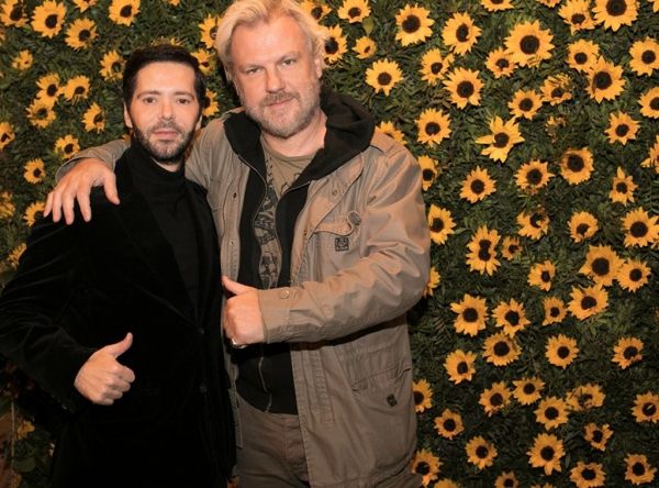 ILiOS: Η πιο κοσμοπολίτικη στοά της Αθήνας γέμισε ηλιοτρόπια  