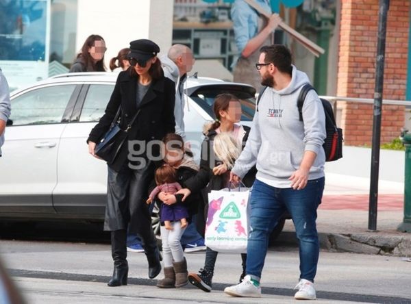 Μπέτυ Μαγγίρα: Στυλάτη με τις κόρες της για ψώνια στη Γλυφάδα!