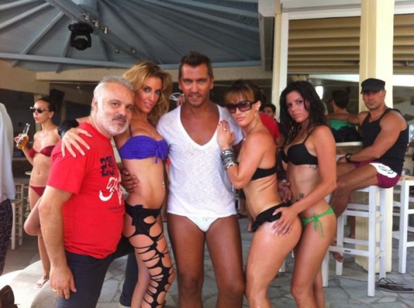 Συμβαίνει τώρα: Αλεξανδράκη-Λάσκαρη σε ξέφρενο πάρτι στη Μύκονο