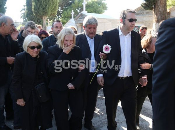 Ήταν όλοι εκεί – Τραγικές φιγούρες η σύζυγος και ο γιος του Κώστα Τσάκωνα! (φωτό)