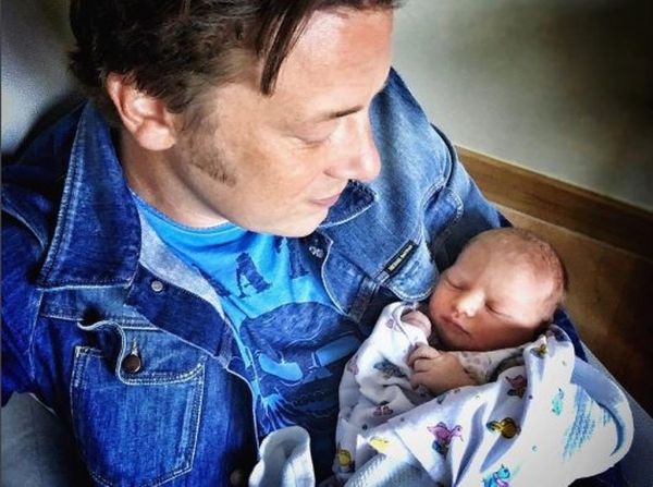 Μόλις έγιναν γονείς - Η πρώτη φωτογραφία του νεογέννητου μέσα από το μαιευτήριο