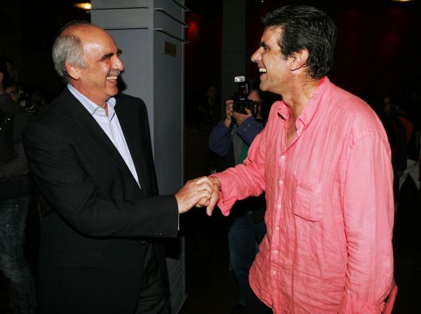 Ο Γιάννης Μπέζος τραγουδά Ζαμπέτα 