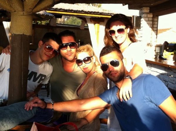 Ο αδελφός της Μενεγάκη και τα… ούζα!