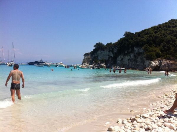 Ο αδελφός της Μενεγάκη και τα… ούζα!