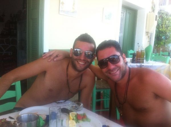 Ο αδελφός της Μενεγάκη και τα… ούζα!