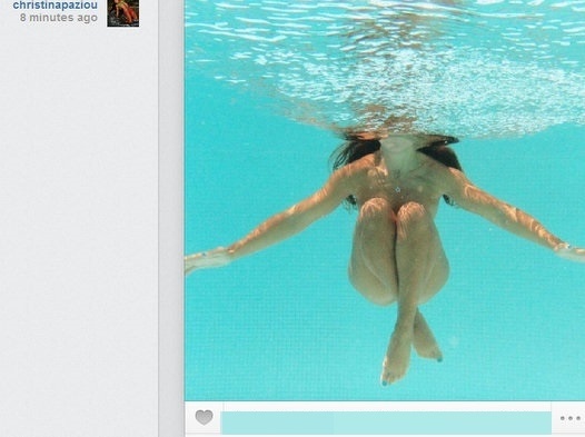 Γυμνή στην πισίνα η…