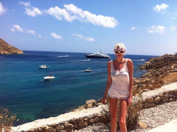 Οι νύχτες και οι μέρες της Τζούλιας Αλεξανδράτου στην Μύκονο(φωτό)