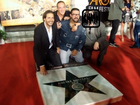 Ποιος διάσημος ηθοποιός του Χόλιγουντ ‘προσκυνά’ το αστέρι του Κώστα Βουτσά;