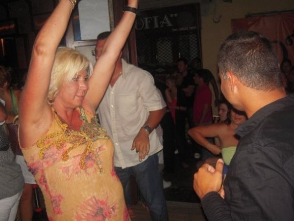 Πέρασε καλά  η Δήμητρα Παπανδρέου στην Ρόδο