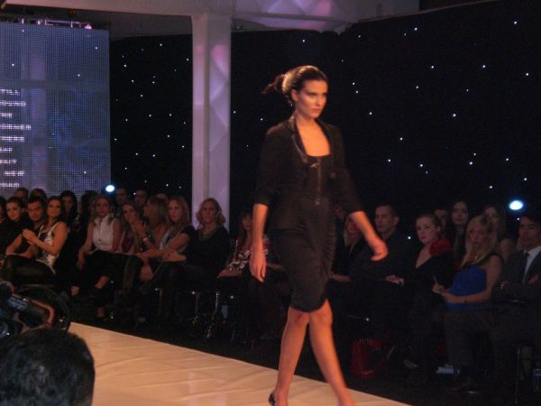 Next Top Model: Εντυπωσιακές παρουσίες και ηχηρές απουσίες στην επίδειξη του τελικού