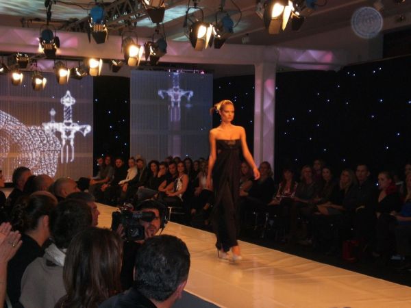 Next Top Model: Εντυπωσιακές παρουσίες και ηχηρές απουσίες στην επίδειξη του τελικού