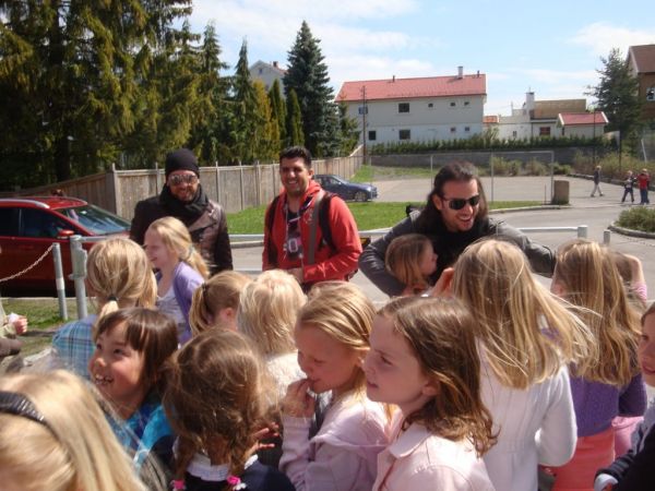 Ο Γιώργος Αλκαίος στο σχολείο που τον έχει "υιοθετήσει"
