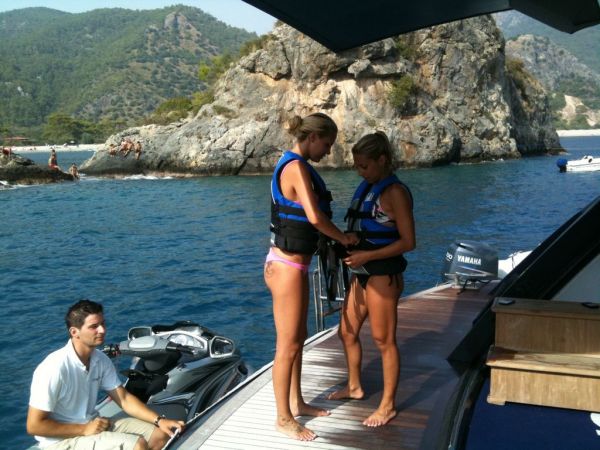 Σάσα Μπάστα-Μαρία Καρλάκη: Sexy on the boat