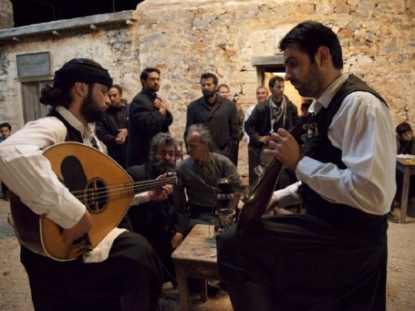 Το "Νησί": Ο έρωτας και τα γλέντια κυριαρχούν στο νησί μετά τον πόνο