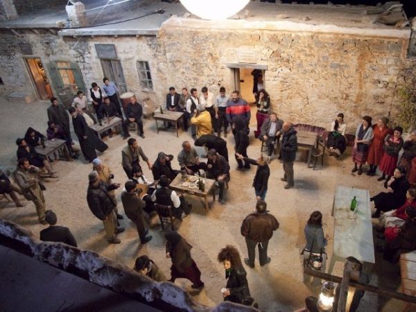 Το "Νησί": Ο έρωτας και τα γλέντια κυριαρχούν στο νησί μετά τον πόνο