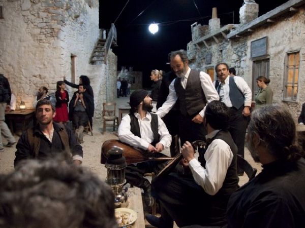 Το "Νησί": Ο έρωτας και τα γλέντια κυριαρχούν στο νησί μετά τον πόνο