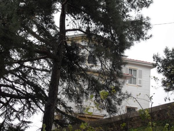 ΑΠΟΚΛΕΙΣΤΙΚΟ: Ανακαλύψαμε τη βίλα του Μπουράκ Χακί