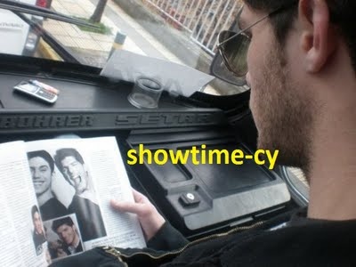 Τι κοιτάζει με τόσο πάθος ο Λούκας;