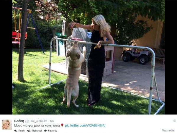 Η Μενεγάκη παίζει με το σκύλο της στην αυλή του σπιτιού της! (φωτογραφίες)