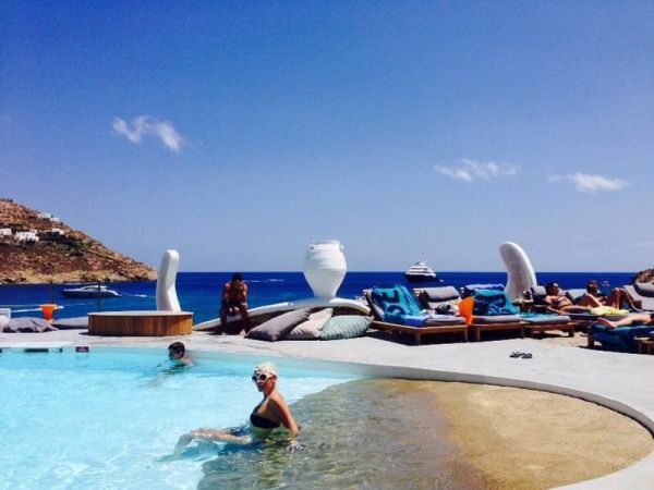 Οι νύχτες και οι μέρες της Τζούλιας Αλεξανδράτου στην Μύκονο(φωτό)