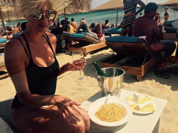 Ουπς! Η Τζούλια τα έτσουξε – Ήπιε τόσο που έχασε το μέτρημα!