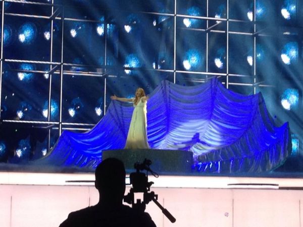 Έξαλλη πασίγνωστη τραγουδίστρια της Eurovision. Βρίζει, απειλεί και διαγράφει τους fans της