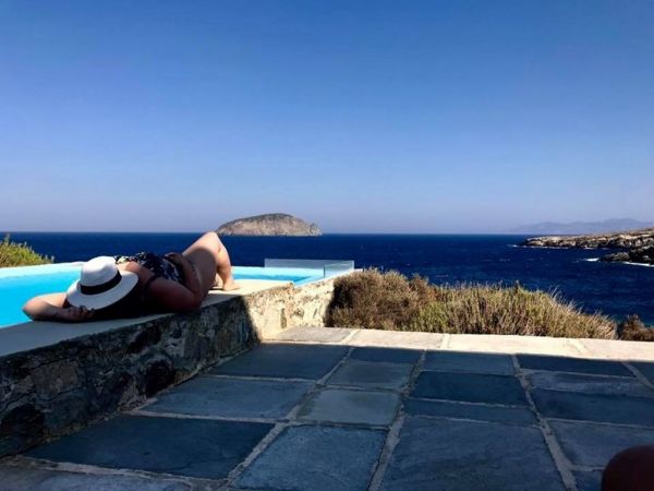 Δανάη Μπάρκα: Η κόρη της Σταυροπούλου δημοσίευσε την πρώτη φωτό της με μαγιό για φέτος