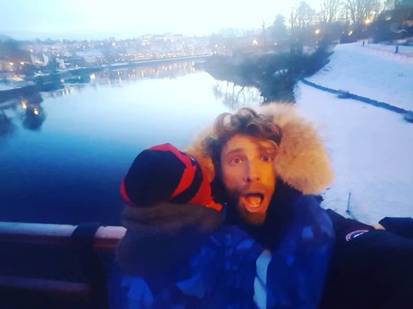 Γιώργος Μανίκας: Στη Φινλανδία με τον γιο του 