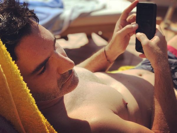 Ο Χριστόφορος Παπακαλιάτης ποζάρει στην παραλία και «ανεβάζει» τη θερμοκρασία