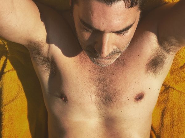 Ο Χριστόφορος Παπακαλιάτης ποζάρει στην παραλία και «ανεβάζει» τη θερμοκρασία